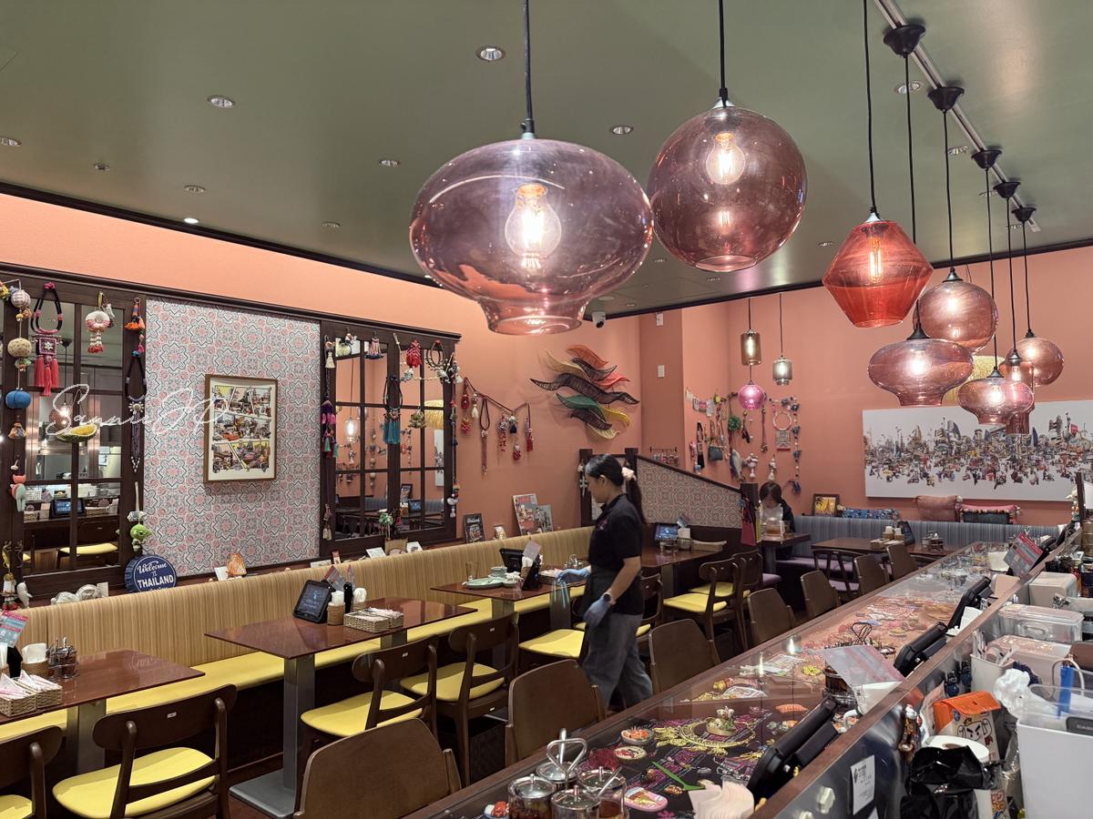 タイの世界観を感じられる羽田空港グルメの店内。カラフルな照明に心が明るくなる雰囲気。