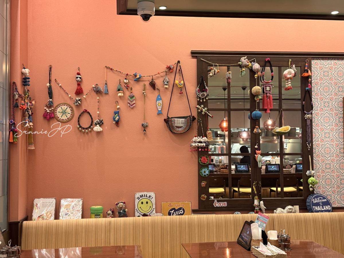 羽田空港のタイ料理店らしいカラフルな壁紙。旅行気分を盛り上げるディスプレイが魅力。