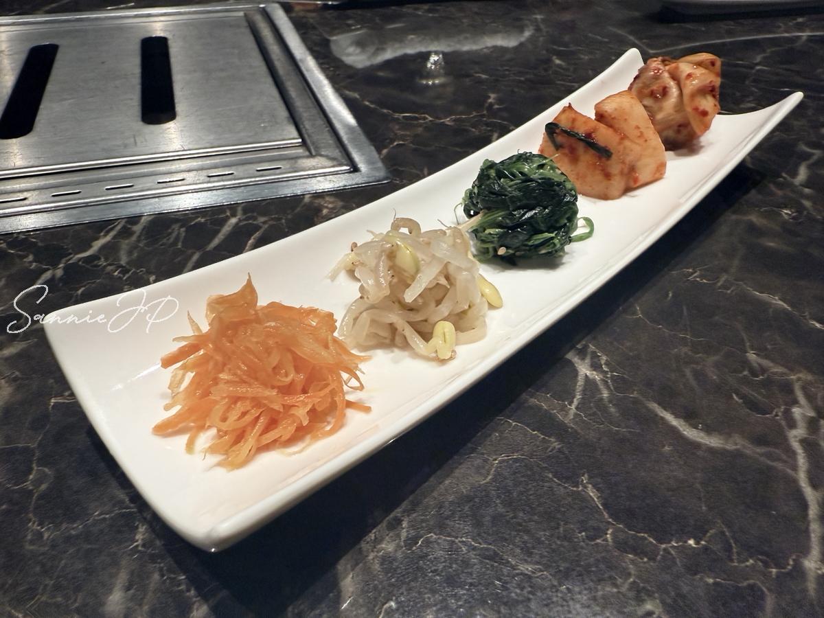 キムチとナムルの前菜盛り合わせ。味わい深い一皿で、新進気鋭の焼肉コースへの期待をそっと高めてくれる。