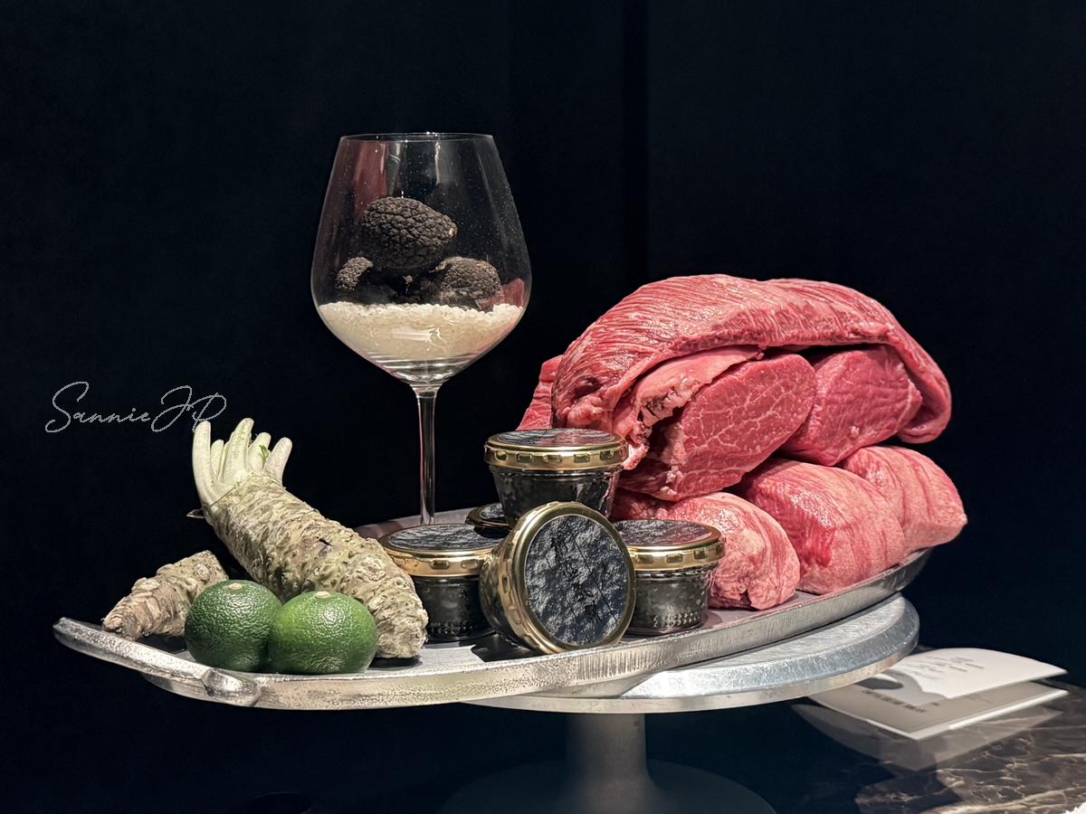 本日の厳選食材がテーブルに並ぶ演出。肉・キャビア・トリュフの豪華さに胸が高鳴る新進気鋭の名物シーン。