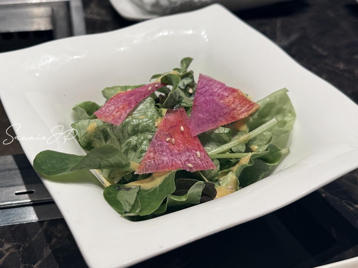 爽やかなドレッシングが香るサラダ。焼肉の前に嬉しい軽やかさで、新進気鋭らしい丁寧さが伝わる一皿。