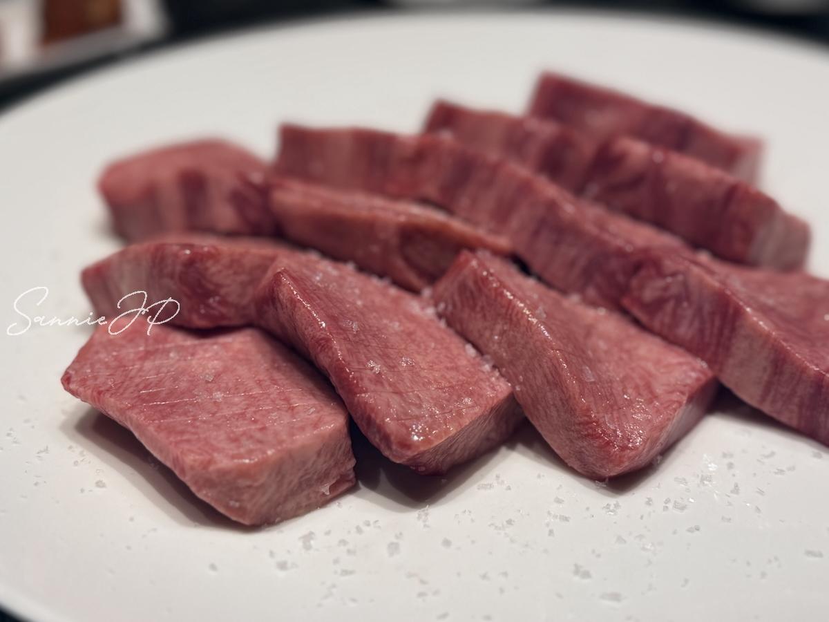 極厚にカットされたタン。驚くほど柔らかい食感が想像でき、特別な焼肉体験が始まる予感が広がる一皿。