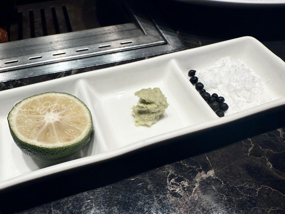 かぼすや新鮮なわさびなどの薬味が並ぶ様子。シンプルながら素材の力を引き出す、新進気鋭のこだわりを感じる一枚。