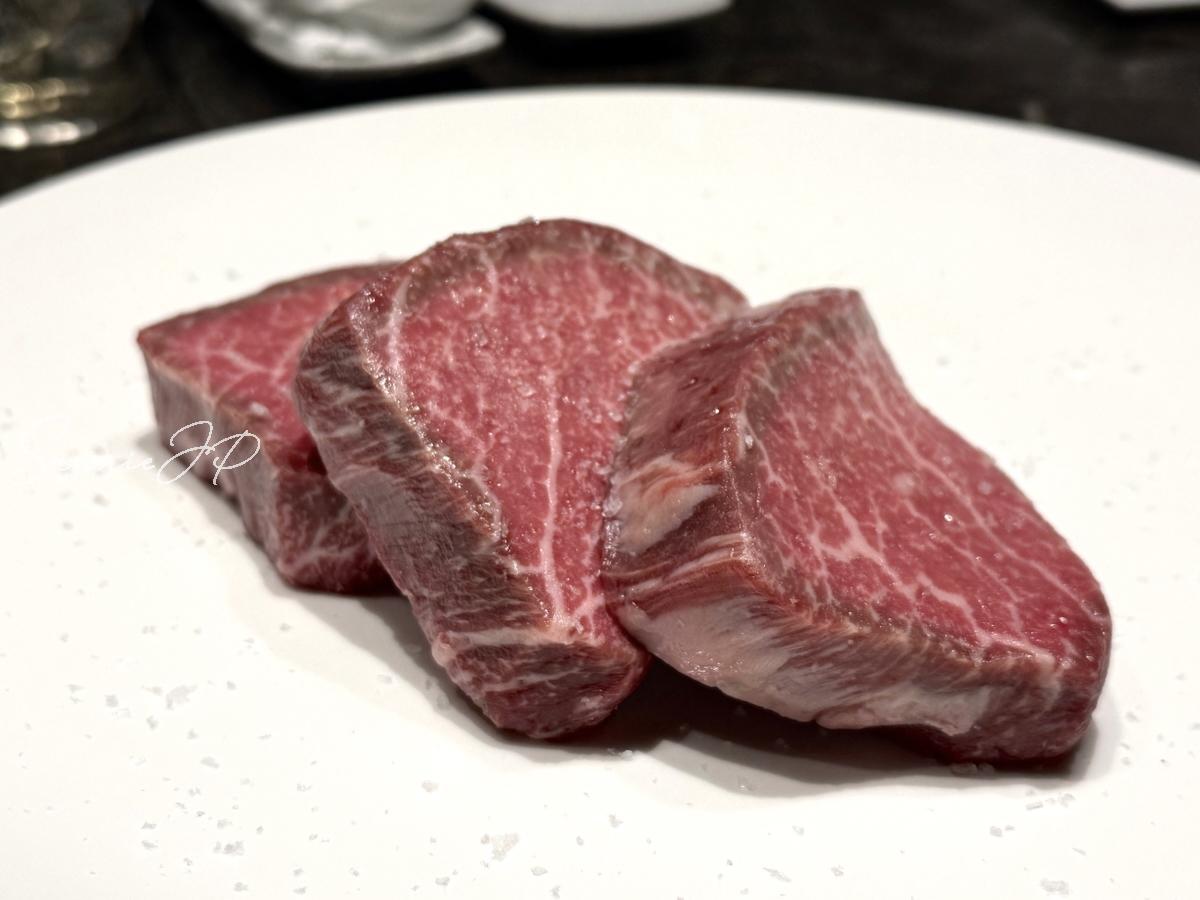 存在感のある分厚い肉のカット。焼かれる前から旨みが伝わるような迫力で、新進気鋭の質の高さを感じる瞬間。