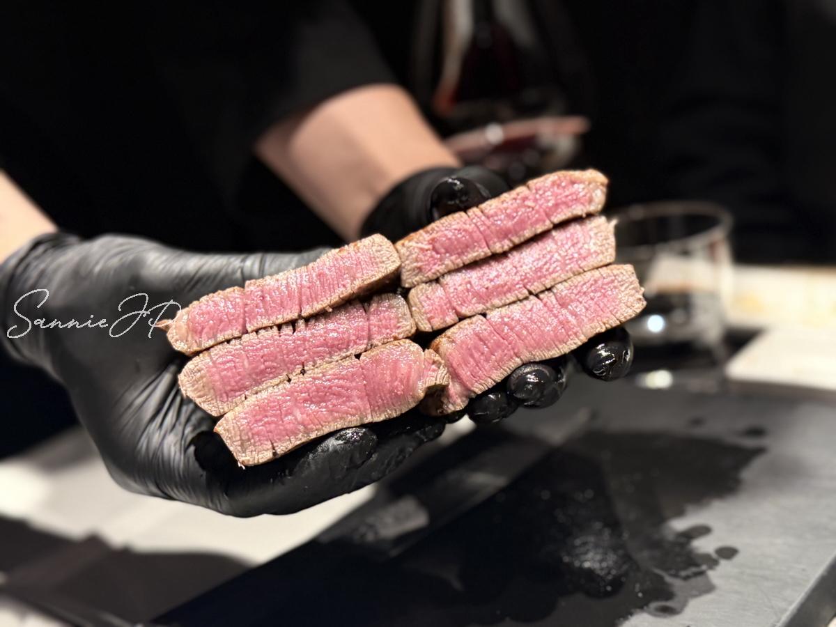 美しく焼けた肉の断面。絶妙な火入れに思わず笑みがこぼれる、新進気鋭ならではの丁寧な仕上がり。