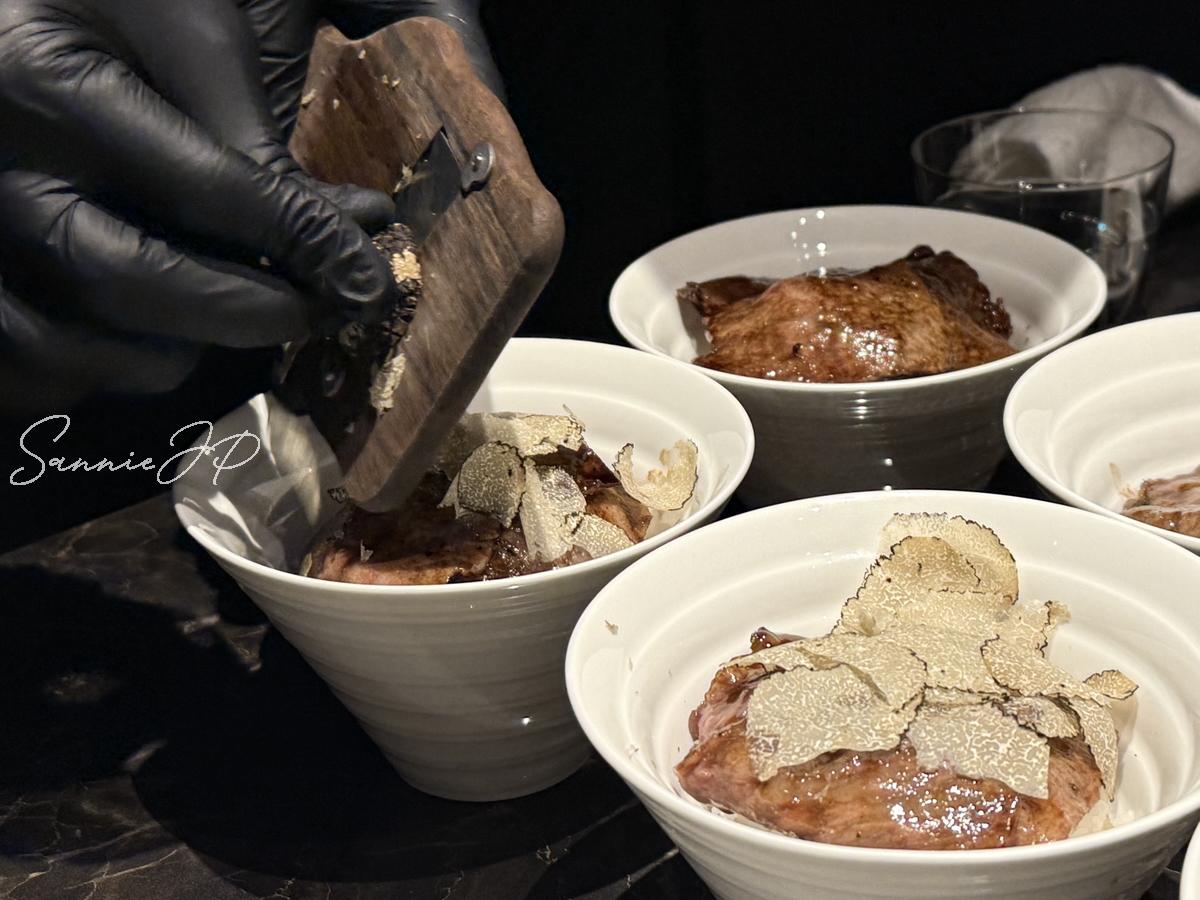 香り高いトリュフを削った特製牛丼。贅沢感が一気に押し寄せる、新進気鋭ならではの幸福な締め料理。