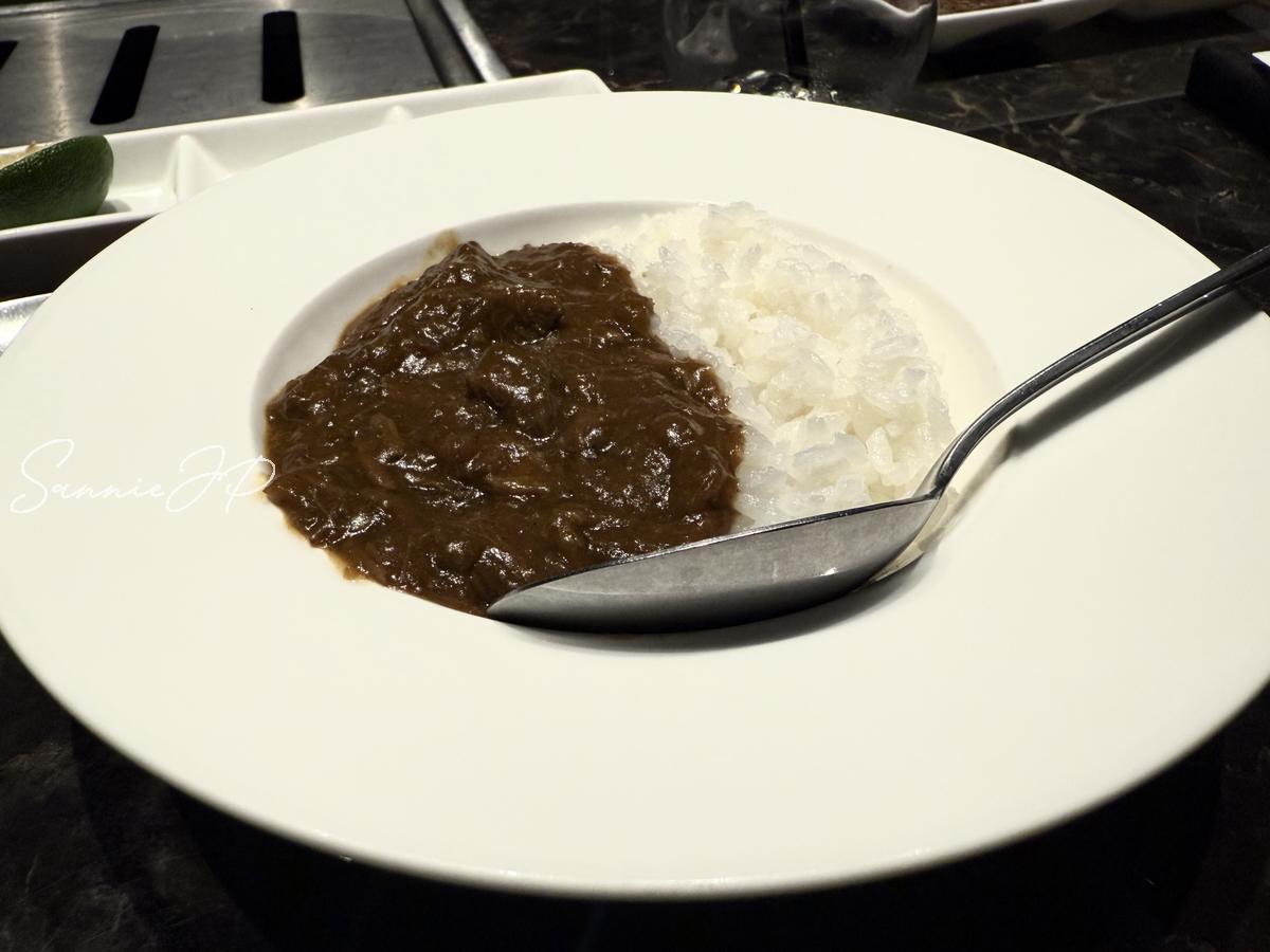 深みのある味わいが伝わる濃厚カレー。シンプルながら贅沢で、新進気鋭の隠れた名物とも言える一品。