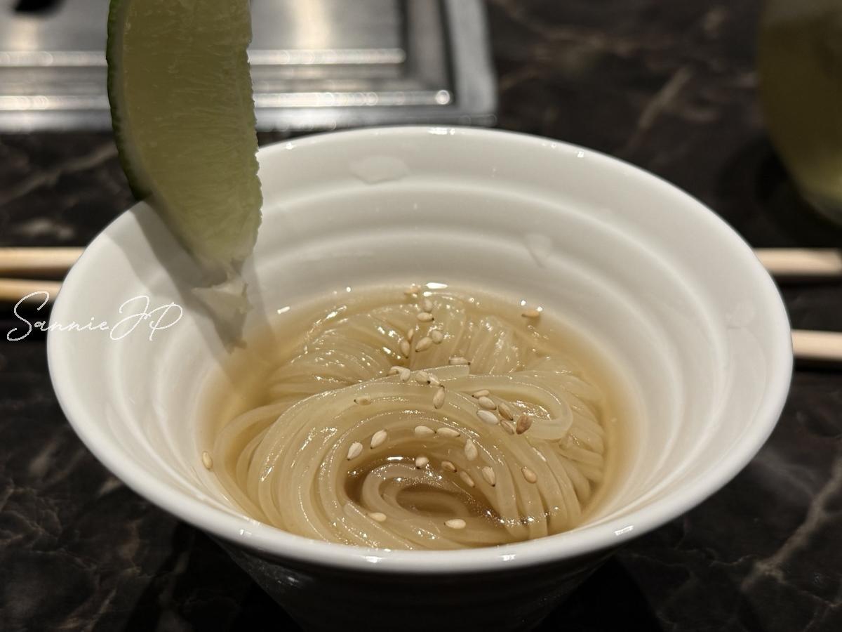 ライムを添えた小ぶりの冷麺。食後でもスッと食べられる爽やかさで、コースの終わりを軽やかに締めてくれる。