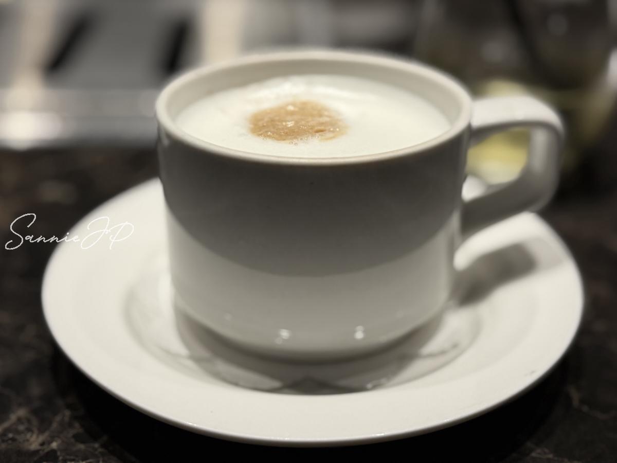 ほのかな甘みが嬉しい新進気鋭のカフェラテ。焼肉後の余韻をゆっくり楽しめる、ほっと落ち着く一杯。