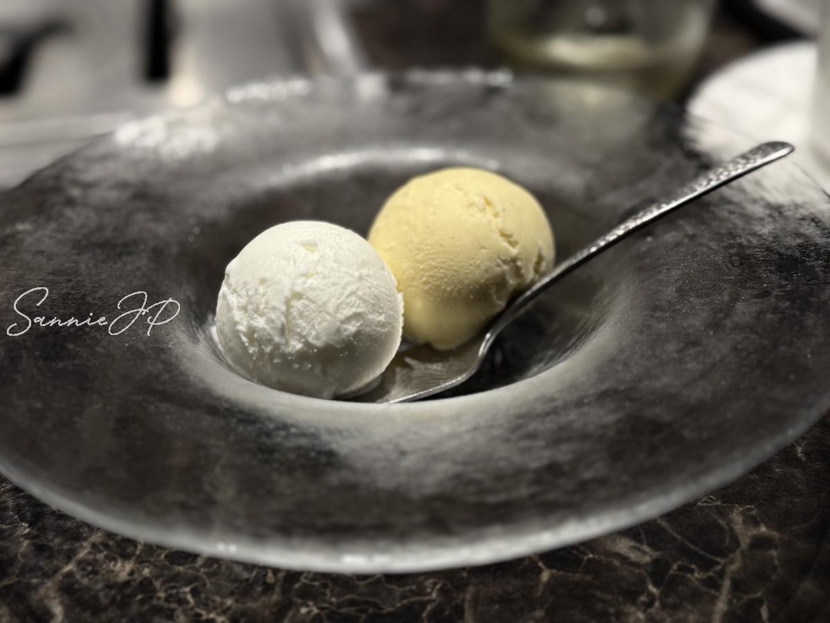 ヨーグルトとバニラの2種アイス。軽やかな甘さが心地よく、大人の焼肉コースの締めにふさわしい一皿。