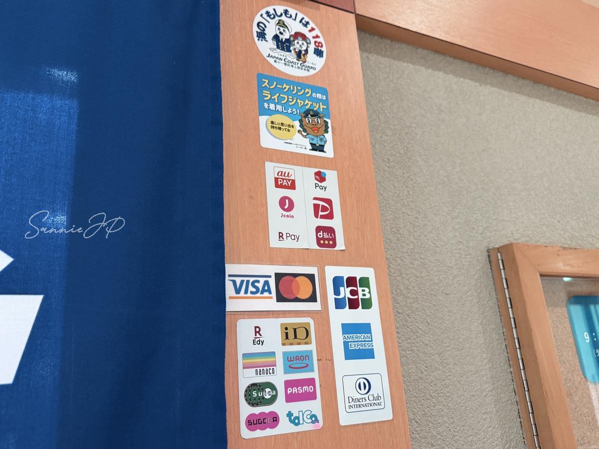 那覇空港の空港食堂にあるキャッシュレス決済案内で、旅行中でも会計しやすい安心感が伝わる一枚