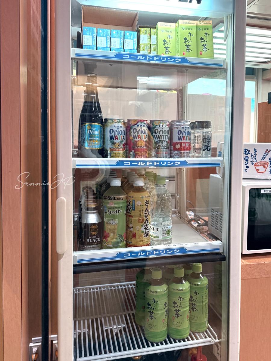 那覇空港の空港食堂入口近くの冷蔵庫に並ぶオリオンビールやさんぴん茶で、気軽に飲み物を買える様子