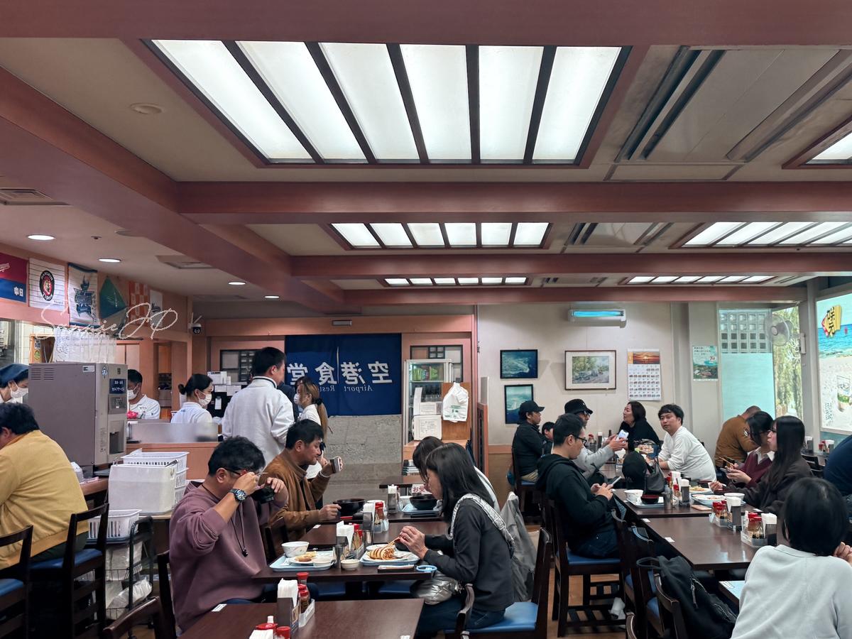 那覇空港の空港食堂で席から入口側を見た店内風景で、一人でも利用しやすい気楽さが感じられる
