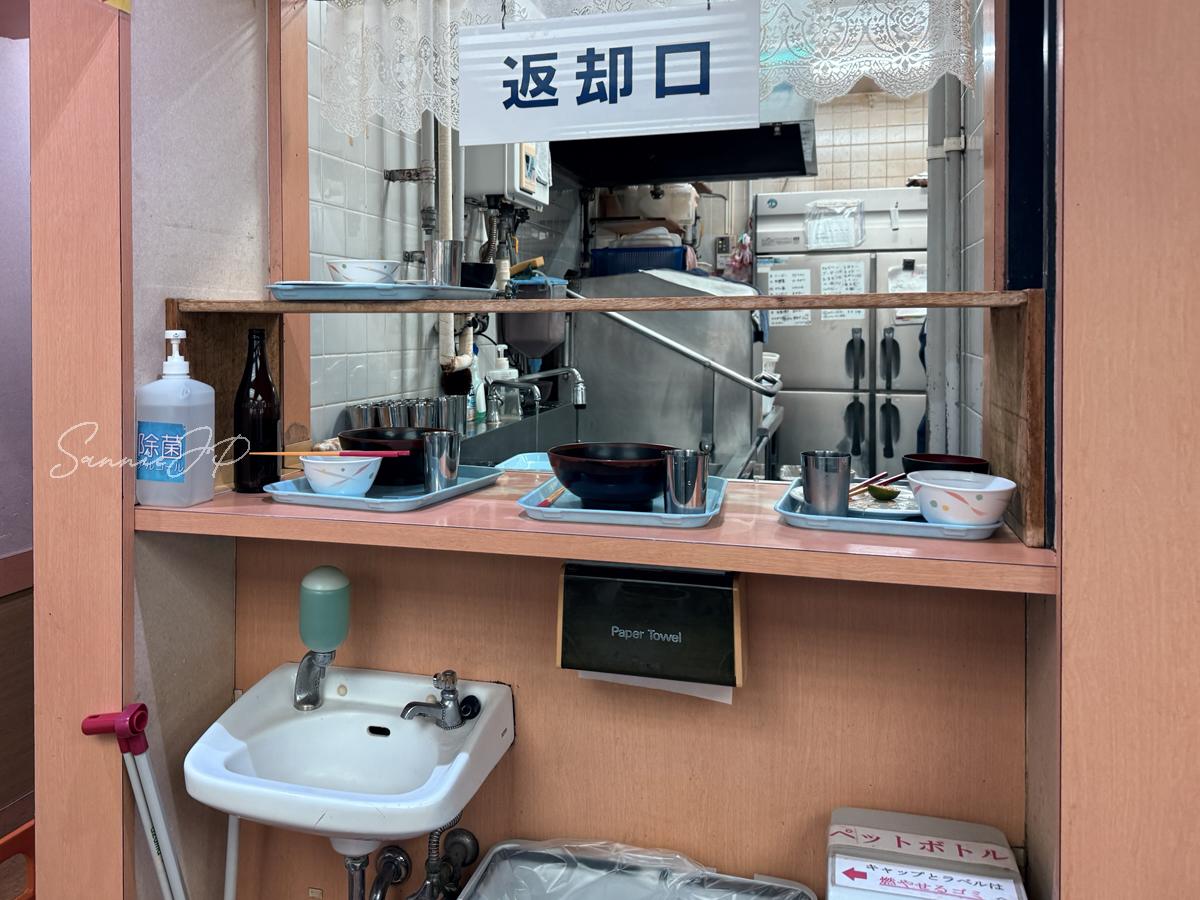 那覇空港の空港食堂にある返却口と手洗い場で、セルフ式でも使いやすい店内設備が分かる