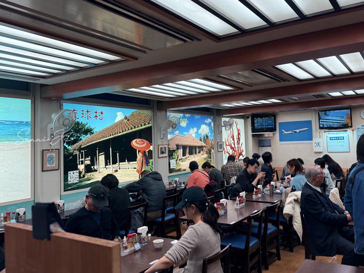 那覇空港の空港食堂の店内を入口付近から見た写真で、広めの空間と入りやすい雰囲気が伝わる