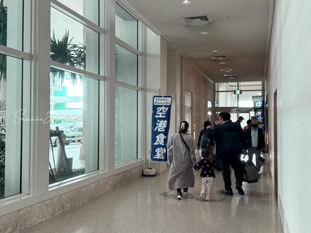 那覇空港1階の空港食堂へ向かう通路の様子で、少し奥まった場所にあるローカル感が伝わる風景