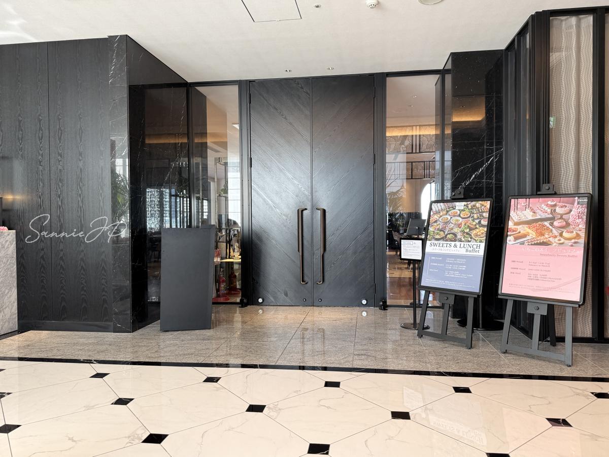 ヒルトン横浜のAllday Dining Paradeに続く重厚感のある入口