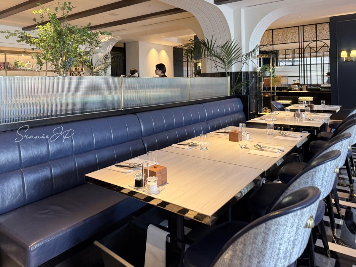 Allday Dining Paradeの窓に近い位置にあるソファと椅子の座席