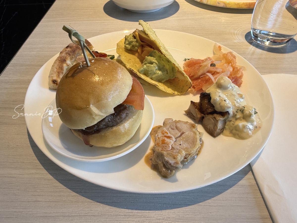 Allday Dining Paradeで好きな料理を少しずつ盛り付けた一皿
