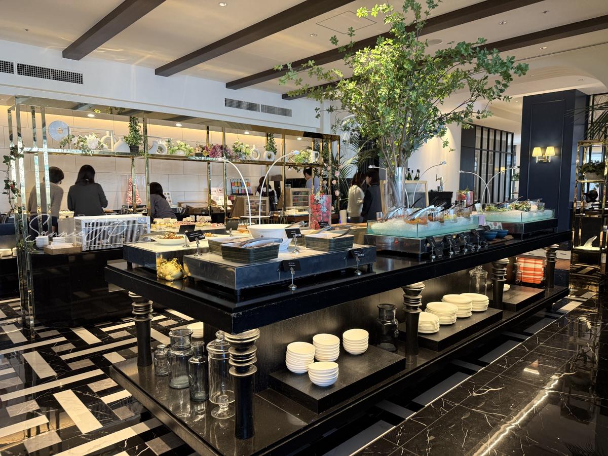ヒルトン横浜のAllday Dining Paradeで料理が並ぶビュッフェ台