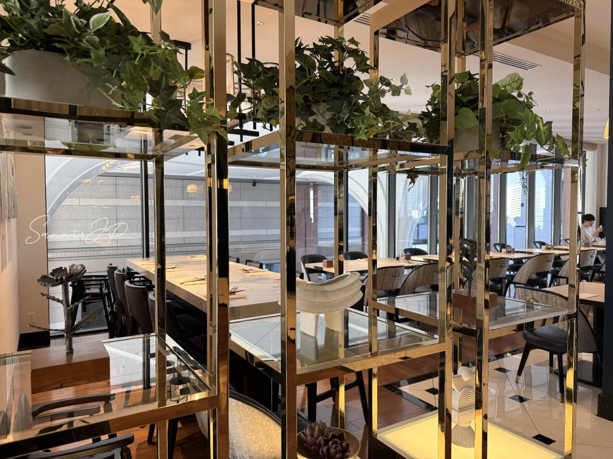 Allday Dining Paradeの白と黒を基調にしたホテルらしい店内