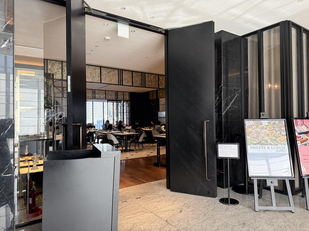 ヒルトン横浜のAllday Dining Paradeに続く重厚感のある入口が開いたところ