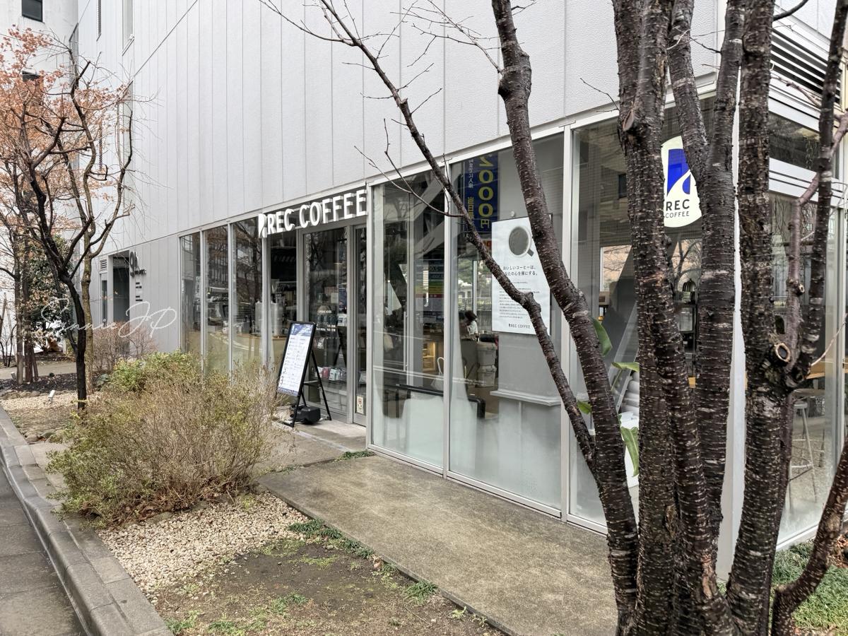 水道橋のREC COFFEE 水道橋店の引きの外観。全面ガラス張りで開放感のある佇まい