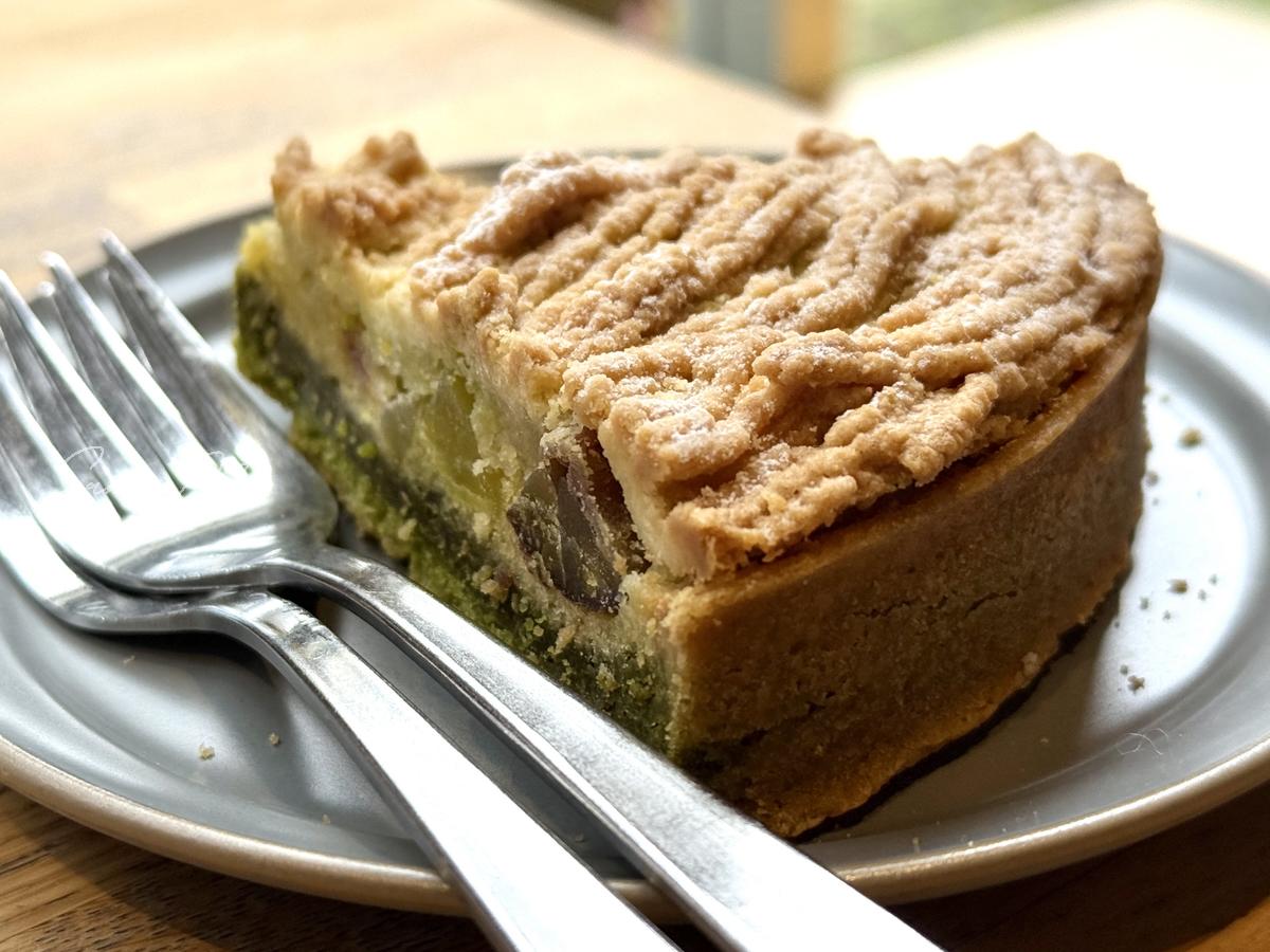 REC COFFEE 水道橋店で注文した抹茶と栗のタルト。食後にも合うずっしりしたデザート