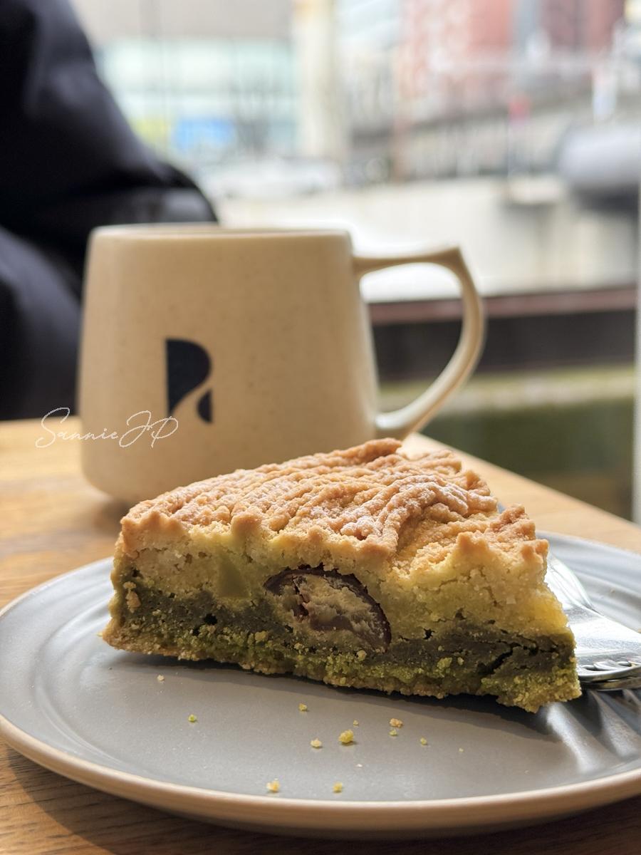 抹茶と栗のタルトの断面。栗の存在感が伝わるREC COFFEE 水道橋店のデザート