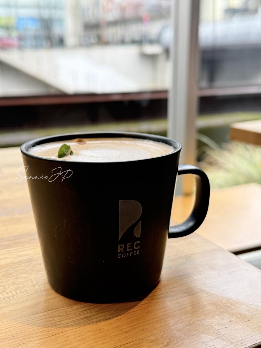REC COFFEE 水道橋店のREC COFFEE LATTE。香りをしっかり楽しめるホットカフェラテ