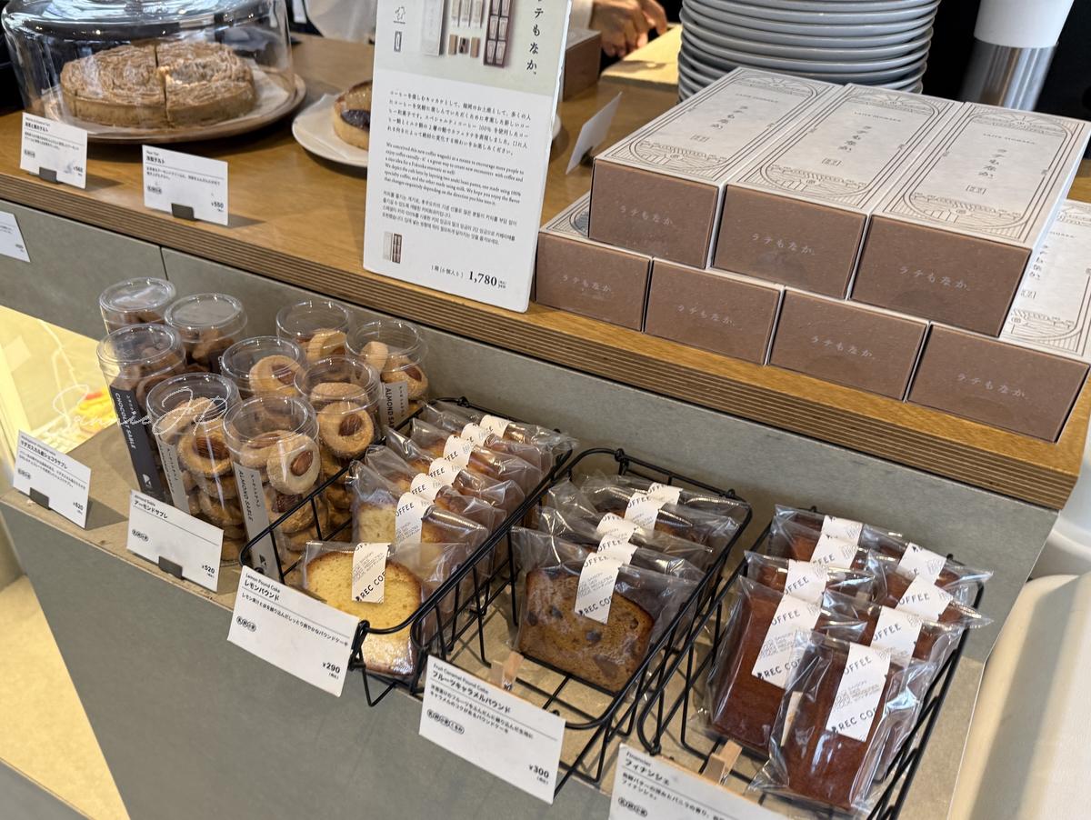 REC COFFEE 水道橋店のレジ横に並ぶクッキーやパウンドケーキ。手に取りやすい焼き菓子
