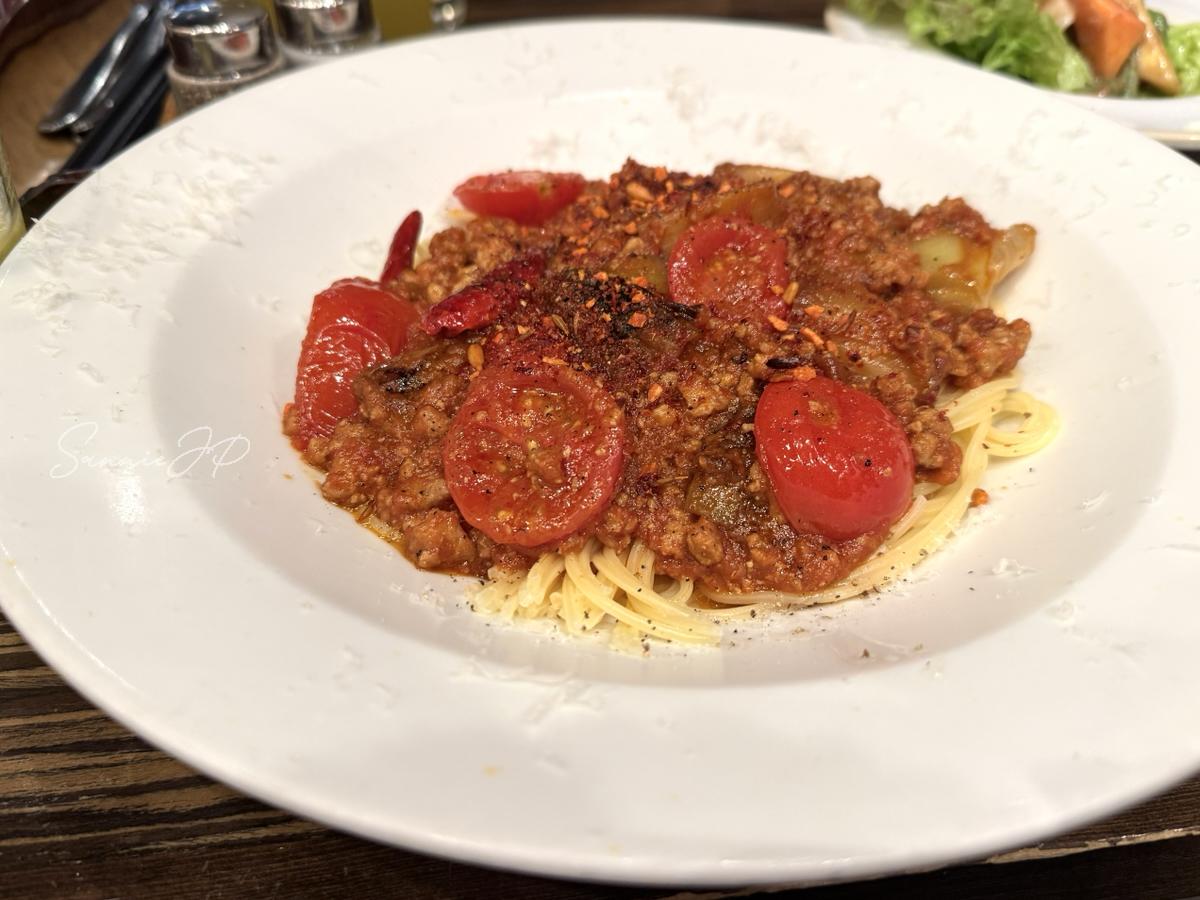 KNOCK CUCINA BUONA ITALIANA 六本木ヒルズ店で注文したアラビアータ・ポモドーロで、具材たっぷりの満足ランチ