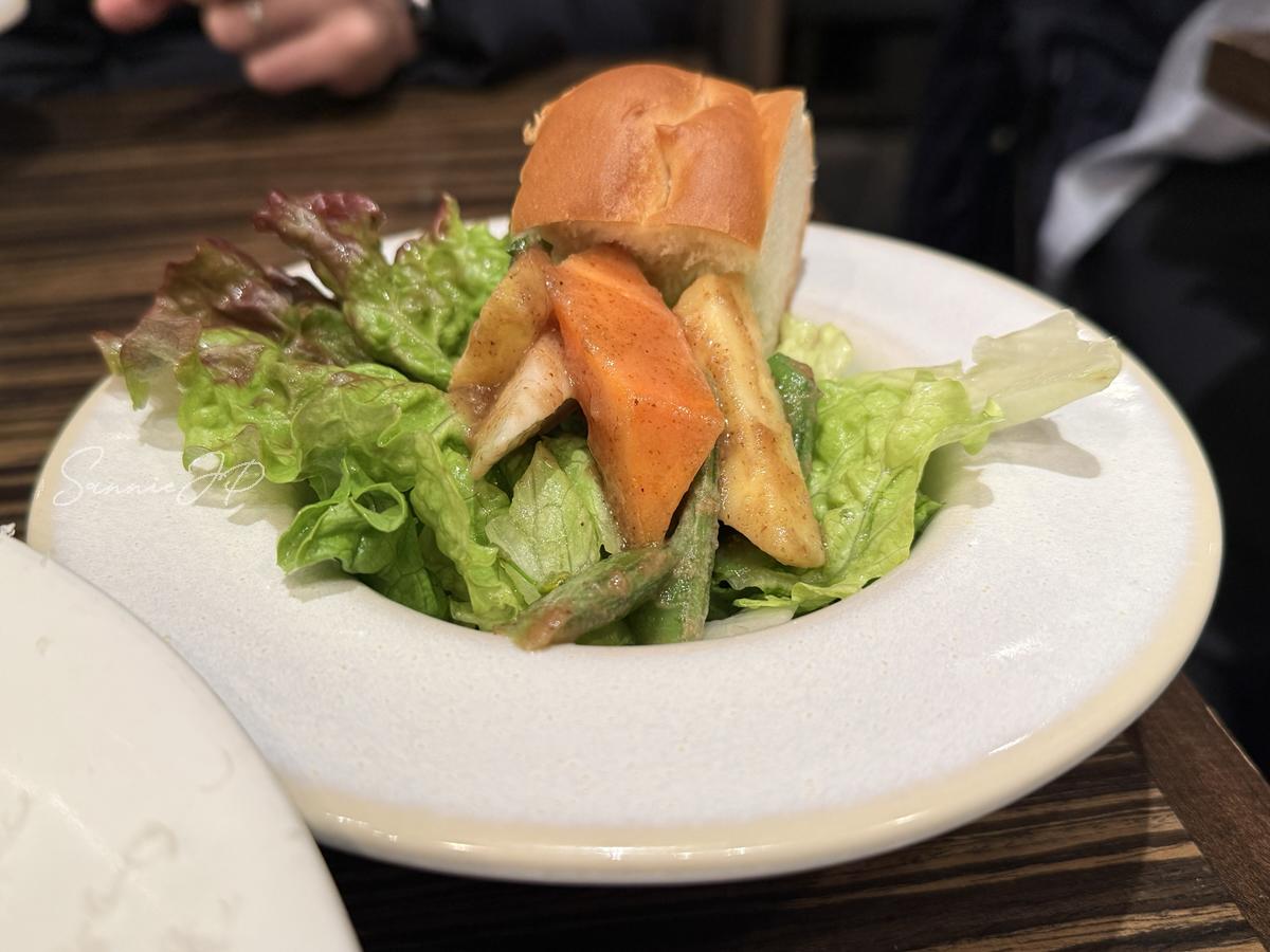 KNOCK CUCINA BUONA ITALIANA 六本木ヒルズ店のランチセットに付く根菜サラダとパンで、満足感のある始まり