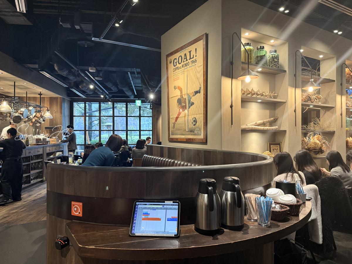 KNOCK CUCINA BUONA ITALIANA 六本木ヒルズ店の店内で、ランチでも心地よく過ごせる落ち着いた空間