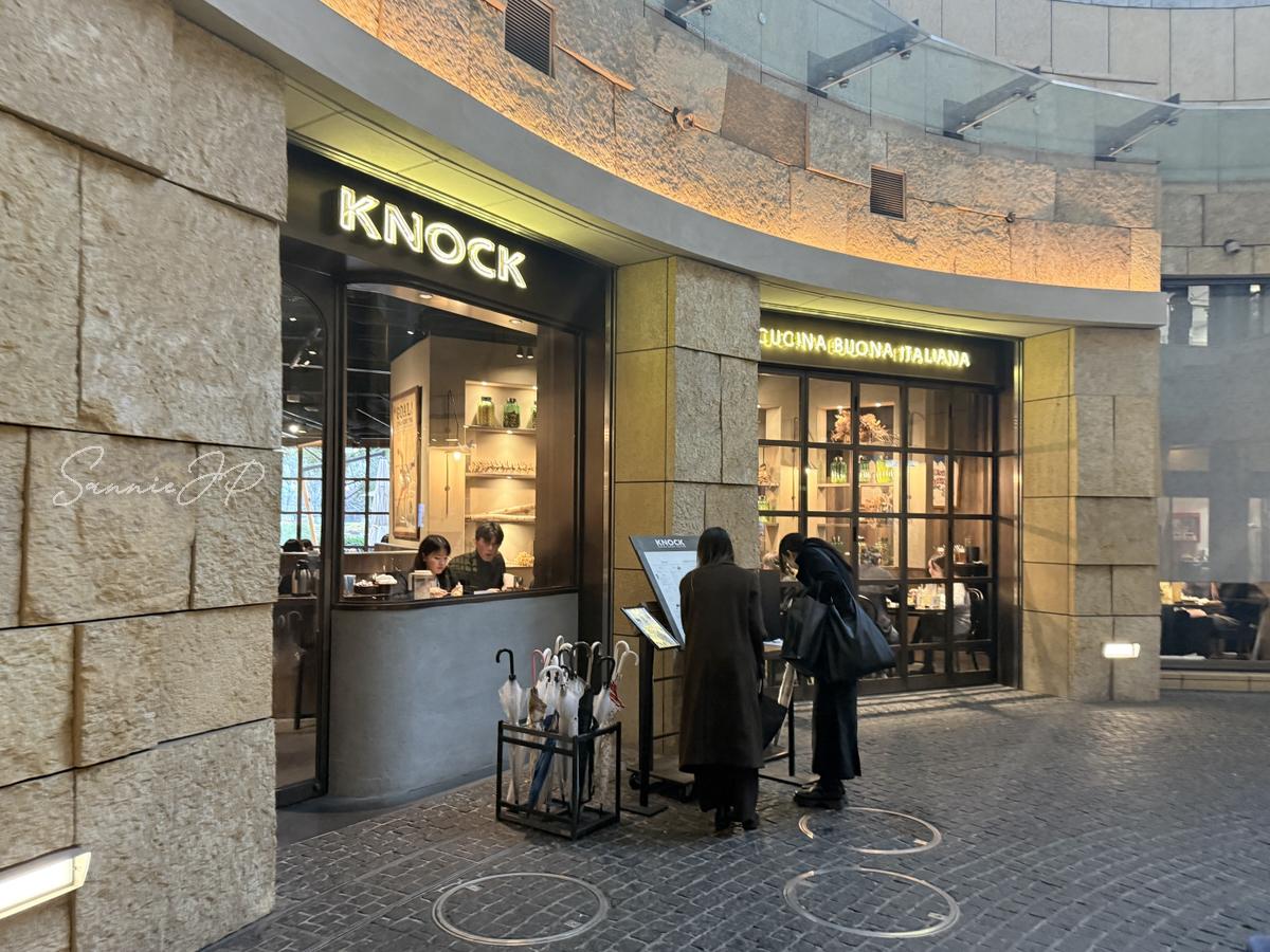KNOCK CUCINA BUONA ITALIANA 六本木ヒルズ店の入口で、ランチ前から期待が高まる落ち着いた雰囲気