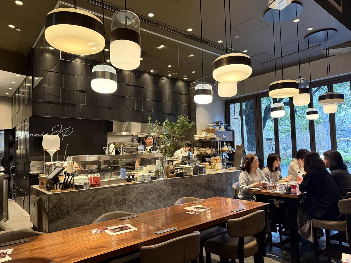 六本木のカフェ毛利 Salvatore Cuomoの店内で、洗練された照明と落ち着いた空気が魅力的な空間