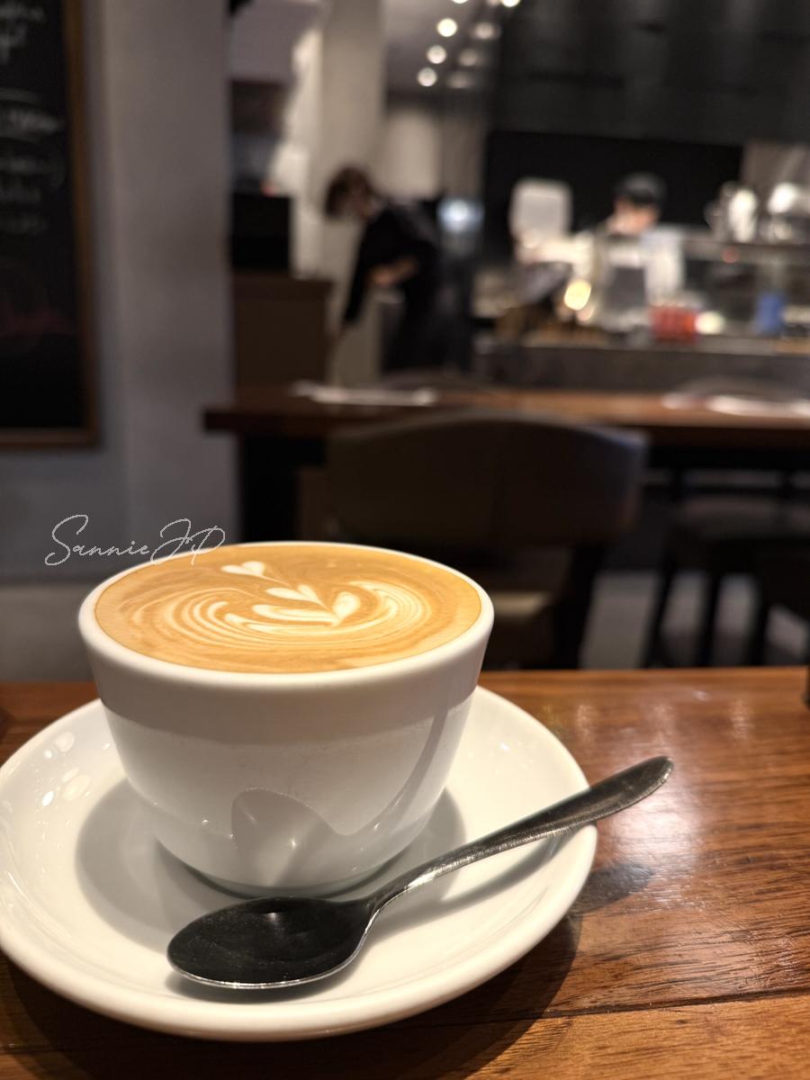 毛利 Salvatore Cuomoでいただいたカフェラテのラテアートで、六本木カフェらしい華やかな気分になる一杯