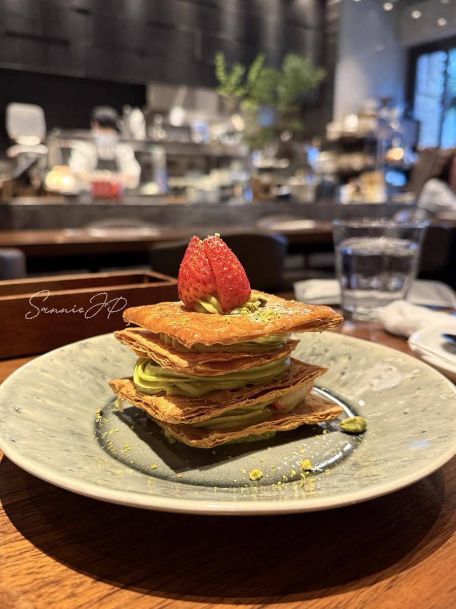 毛利 Salvatore Cuomoで注文したイチゴとピスタチオのミルフィーユで、六本木カフェらしい華やかさが伝わる