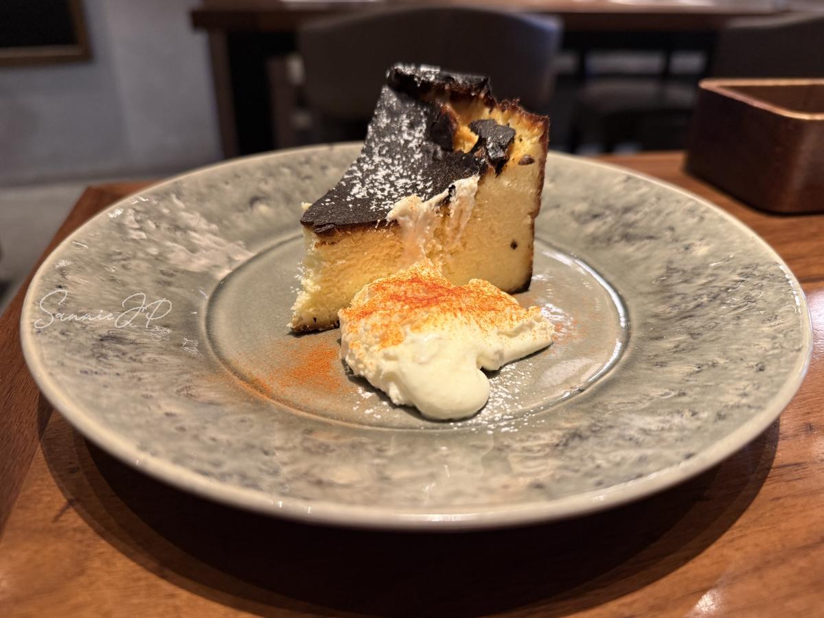 六本木のカフェ休憩にぴったりな毛利 Salvatore Cuomoのバスクチーズケーキで、濃厚な美味しさが伝わる