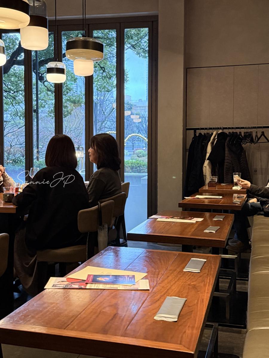 毛利 Salvatore Cuomoの壁際にあるカップル席で、六本木で少し特別な時間を過ごしたくなる雰囲気の空間