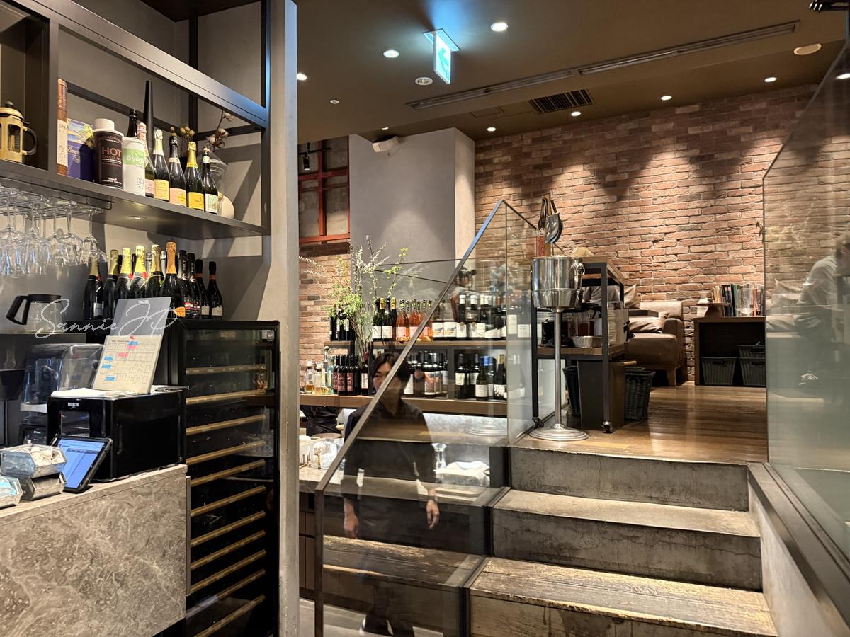 毛利 Salvatore Cuomoの店内に入ってすぐ目に入る階段で、六本木らしい洗練された空気を感じる風景