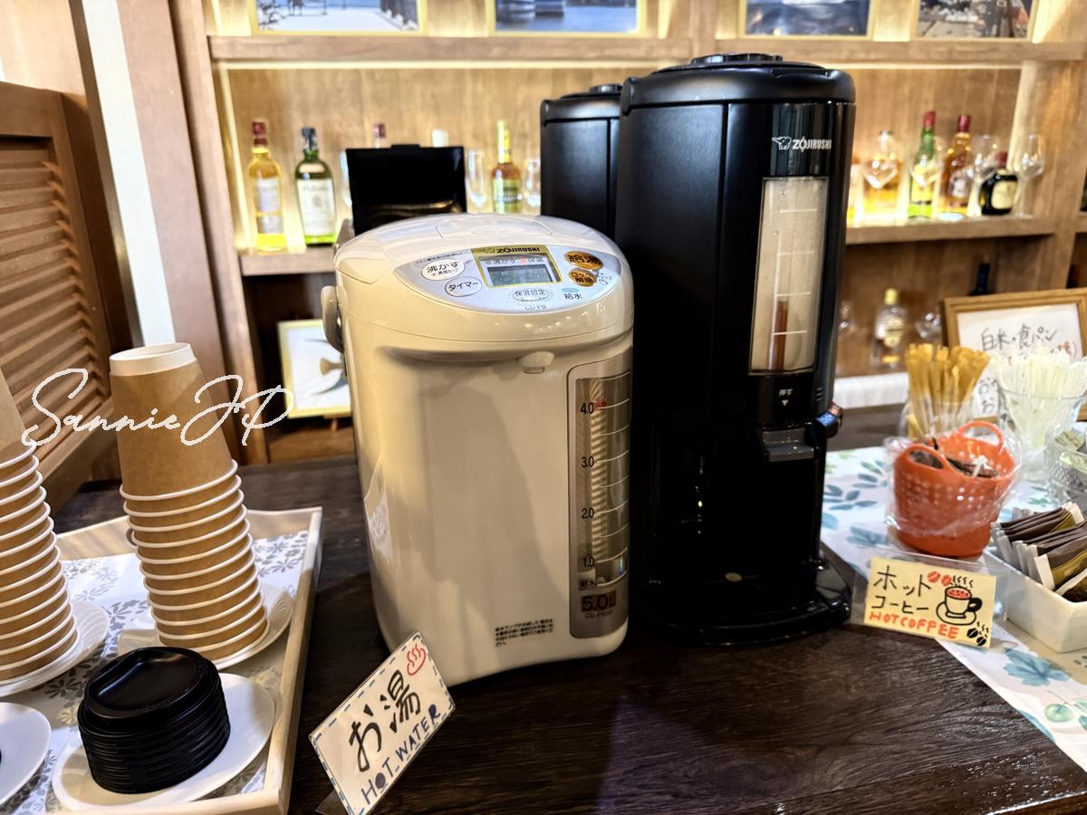 朝食会場のドリンクコーナーにあるお湯のポットとホットコーヒー