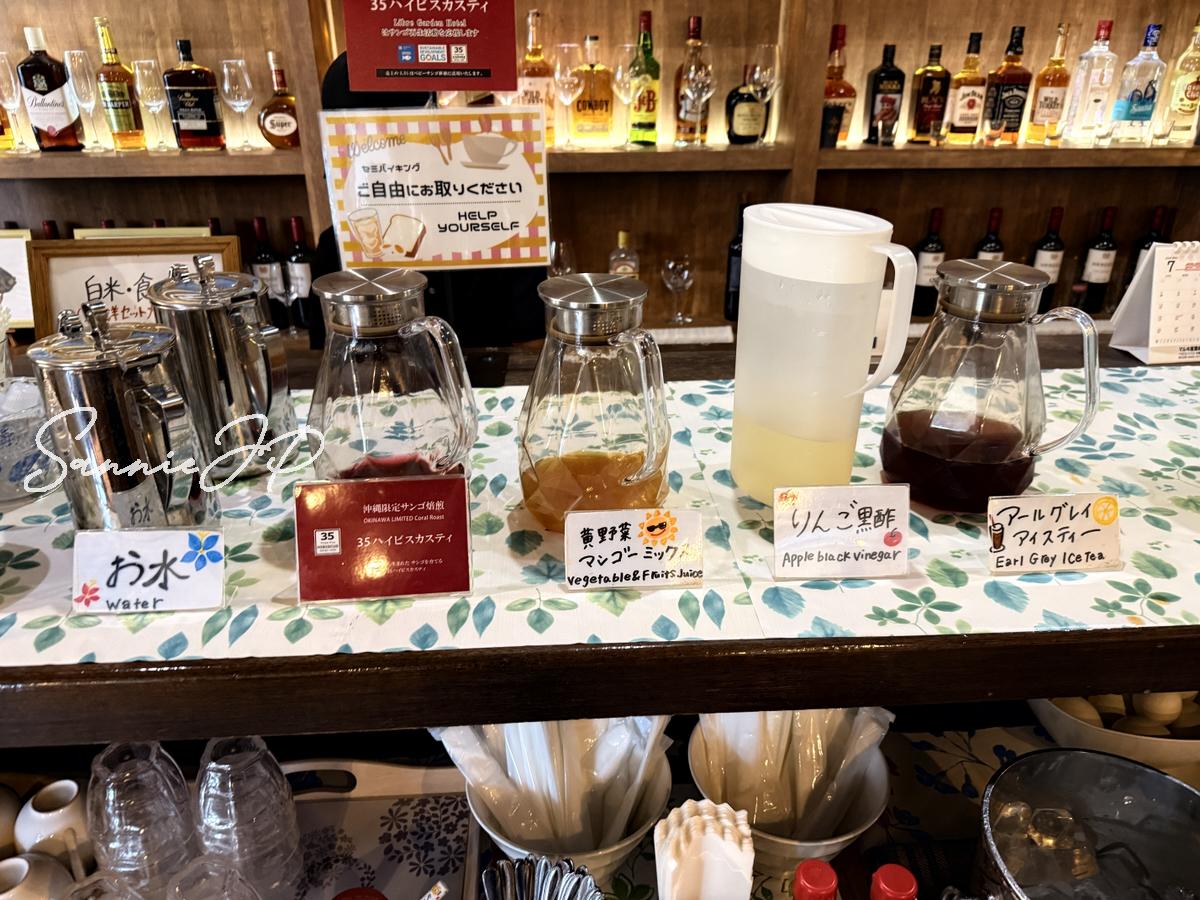 朝食会場に用意されたハイビスカスティーとマンゴーミックスジュース