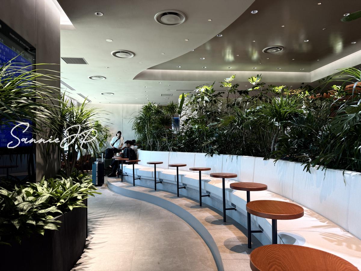 那覇空港LOUNGE HANAにあるカーブを描いたソファ席の様子