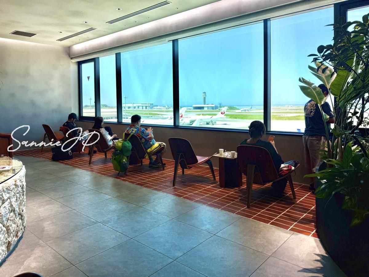 那覇空港LOUNGE HANAの滑走路を望む1人掛けラウンジチェア