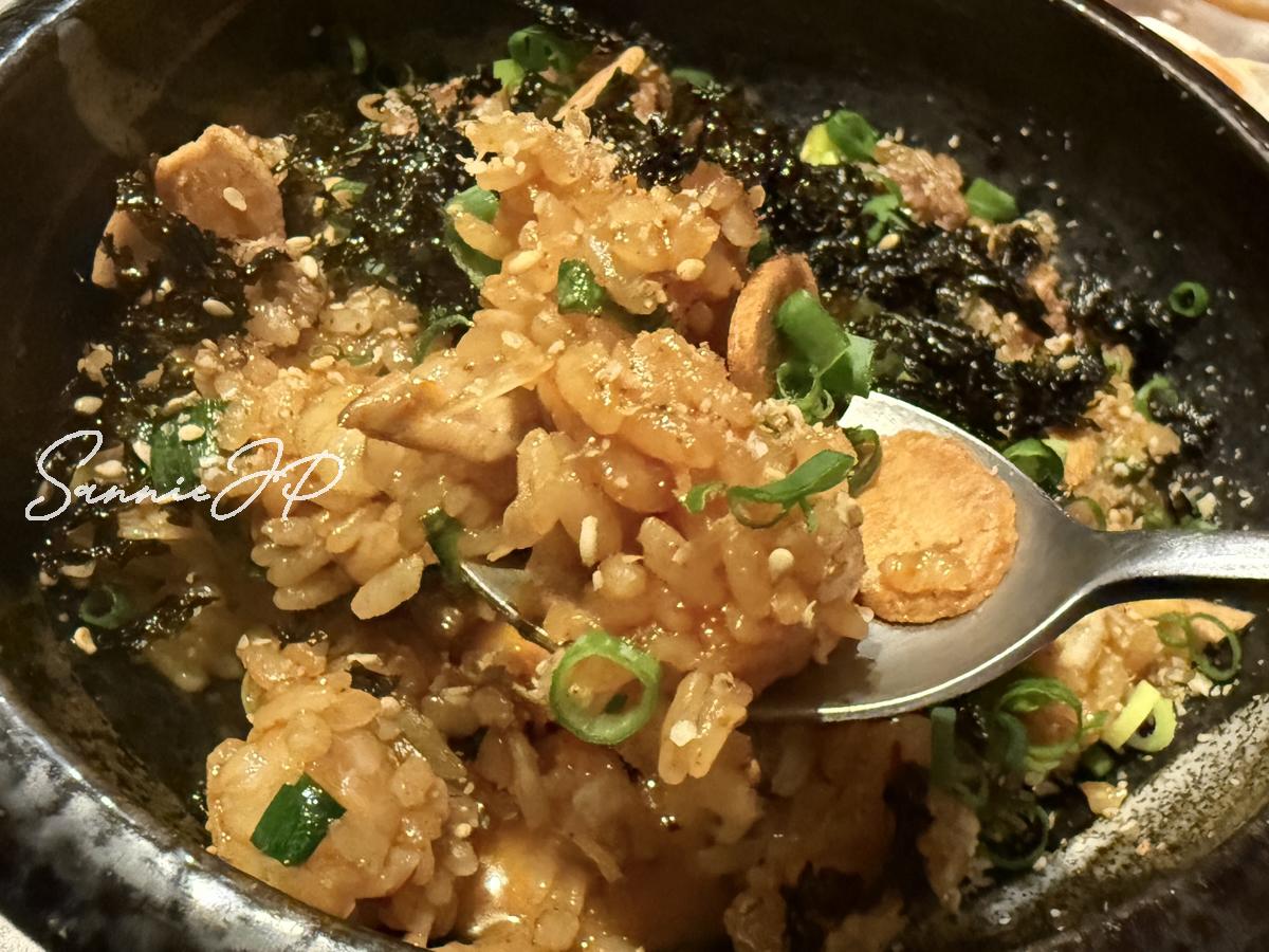 韓国海苔や小ねぎ、フライドオニオンがのったソウルガーデンの腸飯