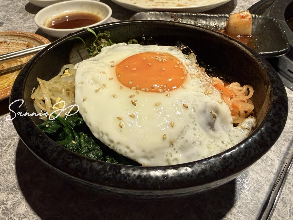 ソウルガーデンで注文した目玉焼きがのったビビンバ