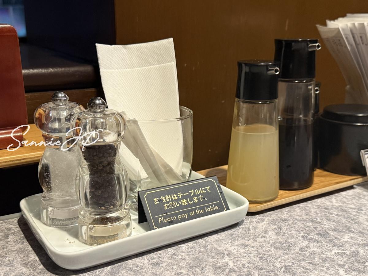ソウルガーデンのテーブルに置かれた焼肉のタレや調味料