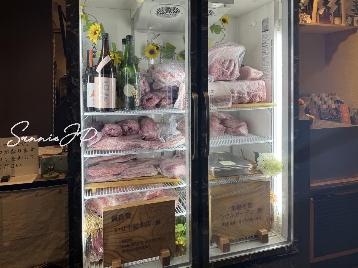 ソウルガーデンの入口近くにある肉の冷蔵ケース