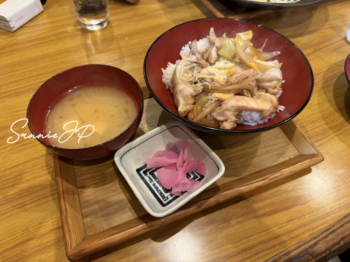 お食事処 厚澤で注文した親子丼と味噌汁、お新香のセット
